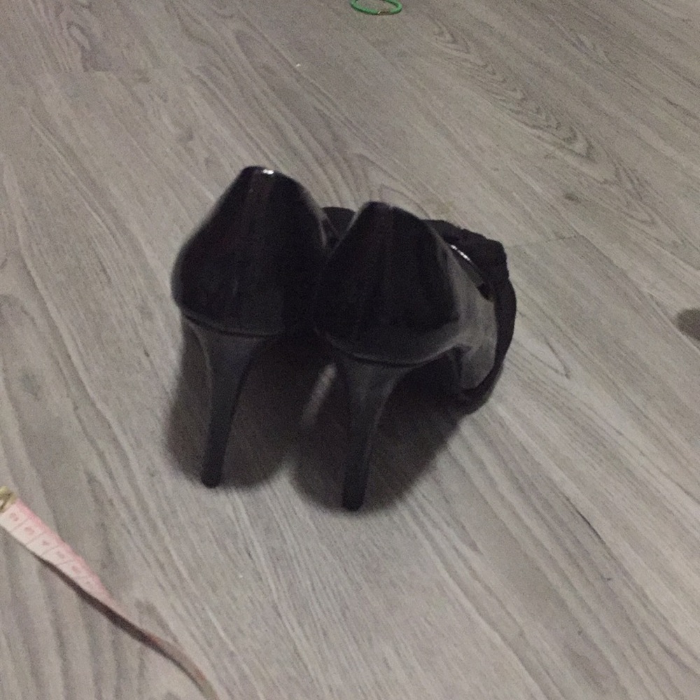 Beautiful shiny open toe heels with a suedes - Picture 2 of 5
